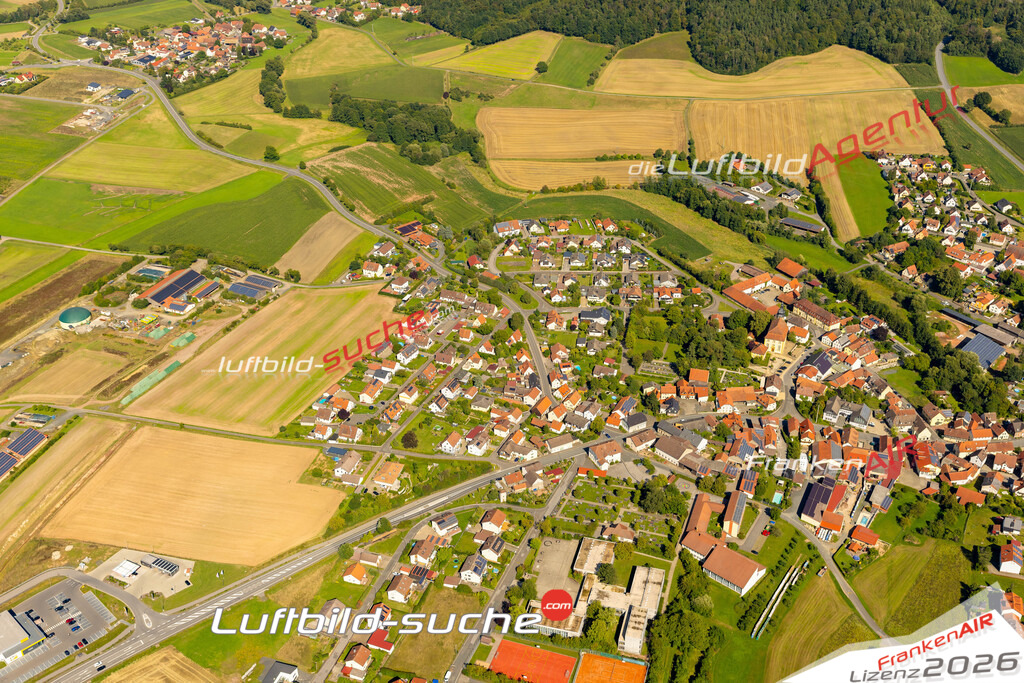 Das Luftbild zeigt : Wohngebiet Immobilie Maroldsweisach - Die Luftaufnahme wurde 2023 vom UL-Flugzeug aus erstellt ( keine Drohne ) - Hochauflösende Luftaufnahme - Für grossformatige Ausdrucke geeignet. Die Geschenkidee !Mit Lizenz und Bildrechte bestellbar