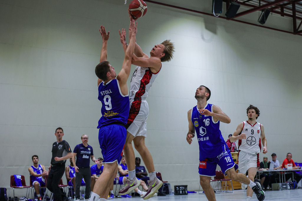 Regio Test BAYER GIANTS vs EN Baskets Schwelm-98 | Fotos von Basketballspielen aus dem Raum NRW fotografiert von Gero Mueller-Laschet und Daniel Schaefer - Realisiert mit Pictrs.com