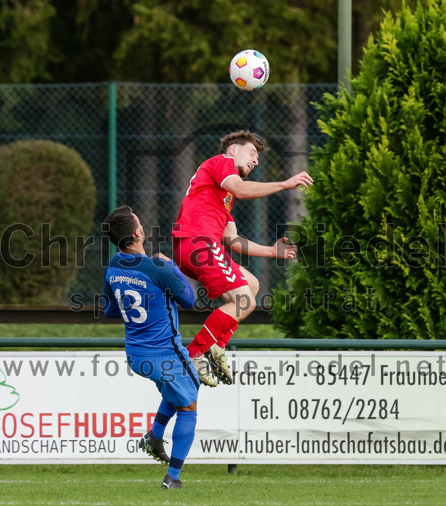 2023-11-04_043_FC_Langengeisling_gegen_VfL_Waldkraiburg | Erding, Deutschland, 04.11.2023:
Fußball, Bezirksliga Oberbayern Ost 2023 / 2024, 16. Spieltag, FC Langengeisling gegen VfL Waldkraiburg, Endergebnis: 2:0

Maximilian Hintermaier (FC Langengeisling, #13), Valmir Bakiji (VfL Waldkraiburg, #27)

Foto: Christian Riedel / fotografie-riedel.net