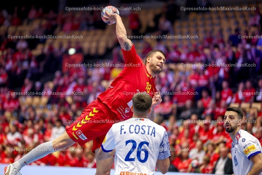 EHF18012601008 | 18.01.2026, Handball, Men's EHF EURO 2026, Portugal - Nordmazedonien, Jyske Bank Boxen in Herning, Dänemark, Preliminary Round:  Filip Kuzmanovski (North Macedonia #18) im Zweikampf gegen   Francisco Mota Costa (Portugal #26) 