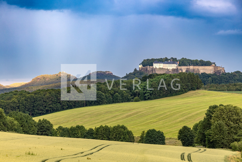 Wandbild-Festung-Koenigstein-Papststein-Gohrisch-0U3A5580 | Winterliche Aussicht von der Bastei auf den Kurort Rathen - Realisiert mit Pictrs.com