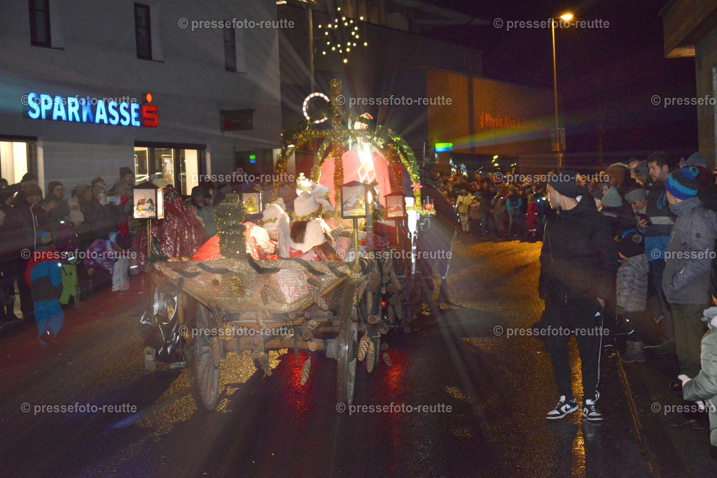 -news-2022-Dez05-Nikolo-Einzug-Lechaschau-WTV_6312 | Info aus dem Bezirk Reutte/Ausserfern Tirol sowie eine umfangreiche Bilddatenbank über die gesamte Region: Lechtal, Talkessel Reutte, Tannheimertal, Zwischentoren. Lech, Plansee, Zugspitze, Grenztunnel, B179, Fernpassstraße, Verkehr, Lawinen, Tradition, - Realisiert mit Pictrs.com