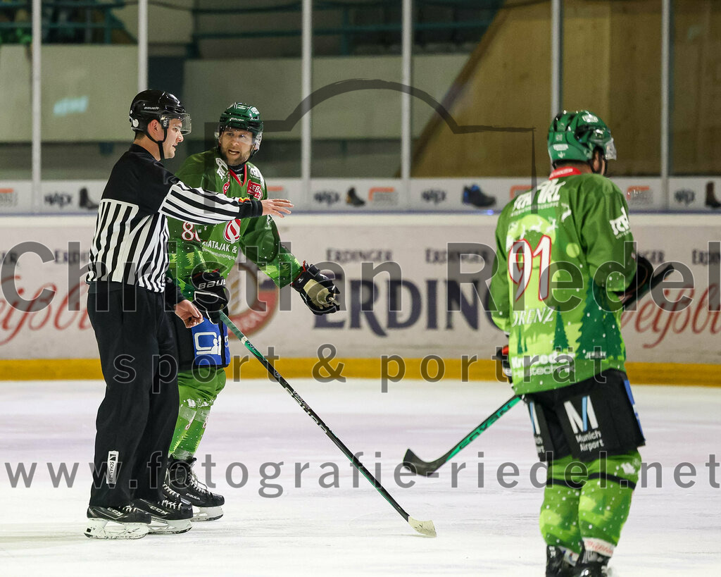 2023-12-17_086_TSV_Erding_gegen_ESC_Kempten | Erding, Deutschland, 17.12.2023:
Eishockey, Bayernliga Vorrunde 2023 / 2024, 18. Spieltag, TSV Erding gegen ESC Kempten, Endergebnis: 5:1

Michael Trox (Erding Gladiators, #86)

Foto: Christian Riedel / fotografie-riedel.net