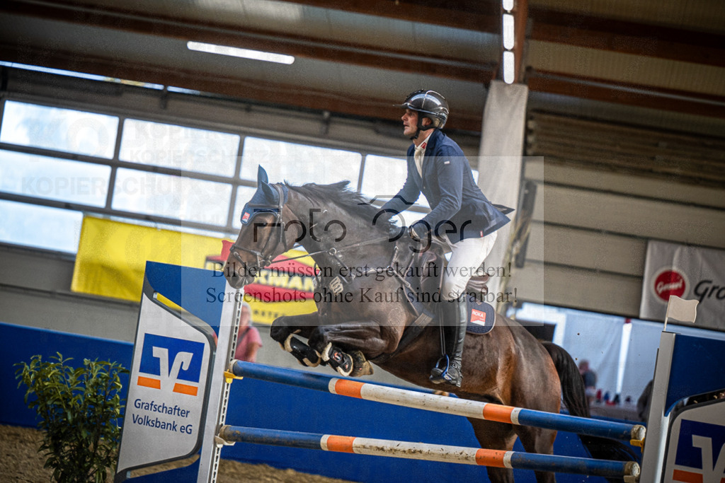 DOS_2935 | Entdecke hochwertige Reitturnierfotos von Foto Oger. Professionell, emotional und authentisch – jetzt Lieblingsmomente im Shop bestellen.Deutschlandweite Turnierfotografie. - Realisiert mit Pictrs.com