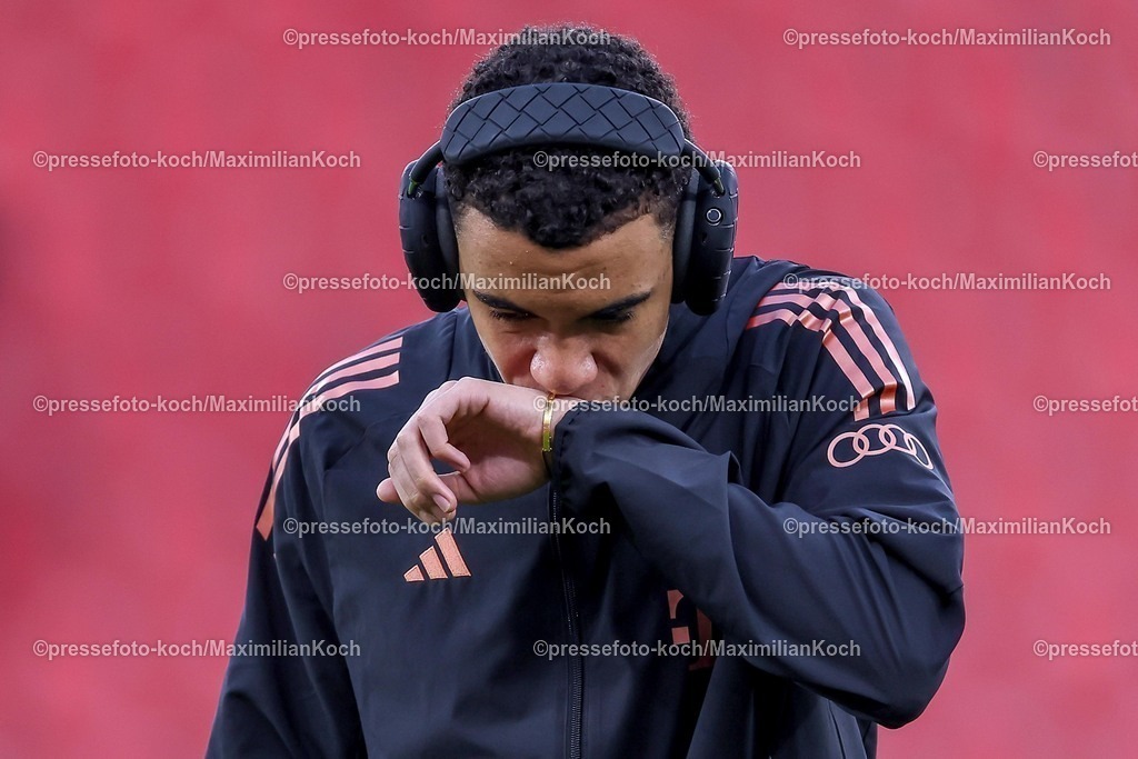 Lev15022501137 | 15.02.2025, Fußball, Bayer 04 Leverkusen - FC Bayern München, 1. Fußball Bundesliga, 22. Spieltag, BayArena, Saison 2024 2025: Jamal Musiala (FC Bayern #42) küsst vor dem Spiel seinen goldenen ArmreifenDFB regulations prohibit any use of photographs as image sequences and or quasi-video.