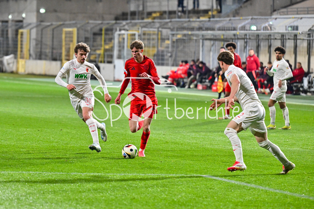 FC Bayern Amateure - FC Augsburg II | v. l. Daniel HAUSMANN (FC Augsburg II 30), Jonathan Asp JENSEN (FC Bayern München II #11) und Julian BELL (FC Augsburg II 2) / Zweikampf / Regionalliga Bayern: FC Bayern Muenchen II - FC Augsburg II, Gruenwalder Stadion am 14.03.2025