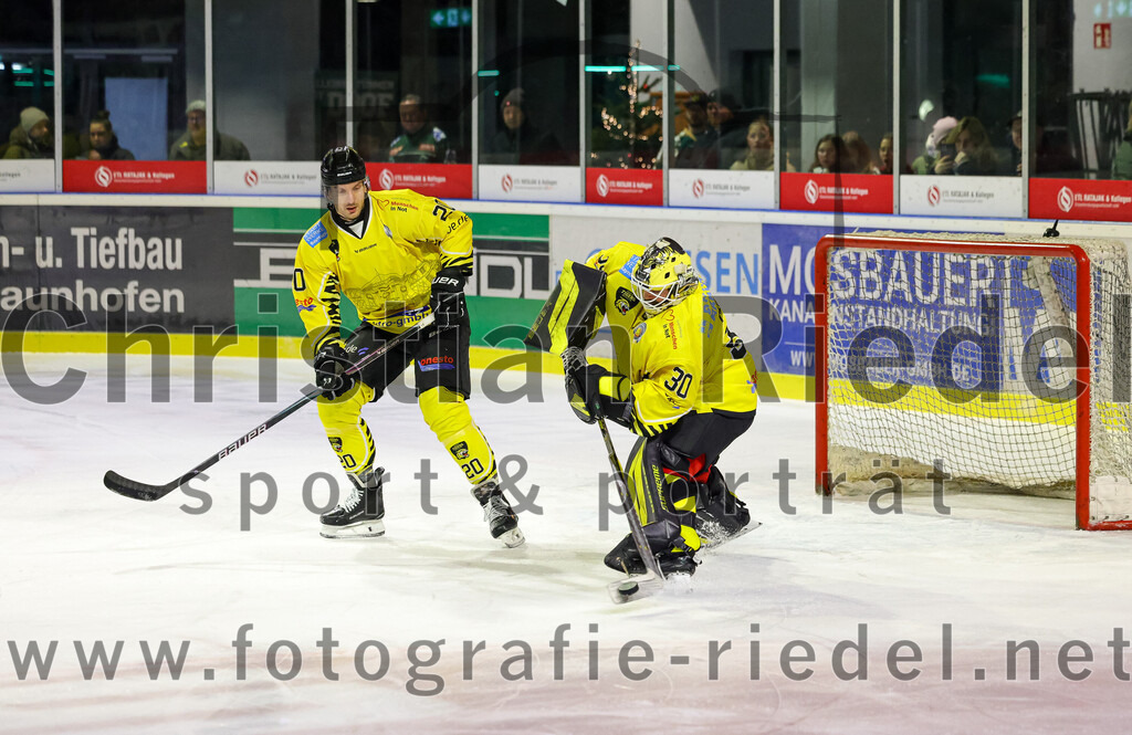 2025-12-28_135_TSV_Erding_gegen_onesto_Tigers_Bayreuth | Erding, Deutschland, 28.12.2025:Eishockey, Oberliga Süd 2025 / 2026, 31. Spieltag, TSV Erding gegen onesto Tigers Bayreuth, Endergebnis: 6:5 n.V.Adam Schusser (onesto Tigers Bayreuth, #20), Torwart Maximilian Meier (onesto Tigers Bayreuth, #30)Foto: Christian Riedel / fotografie-riedel.net