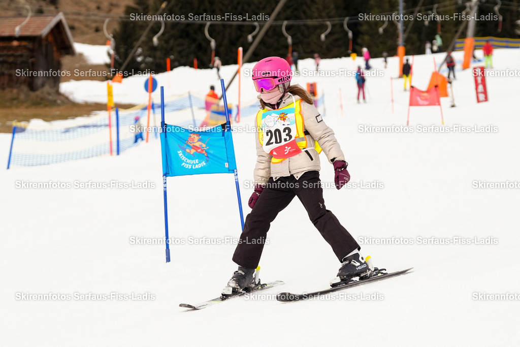SRF_02.01.2026_0259 | Skirennfotos,Serfaus,Fiss,Ladis,Kinderskirennen,Winter,Tirol,Oberland,skirace,SFL,feelfree,weil wir's genießen,ski,Ski,skifahren,Sonnenplateau, - Realisiert mit Pictrs.com