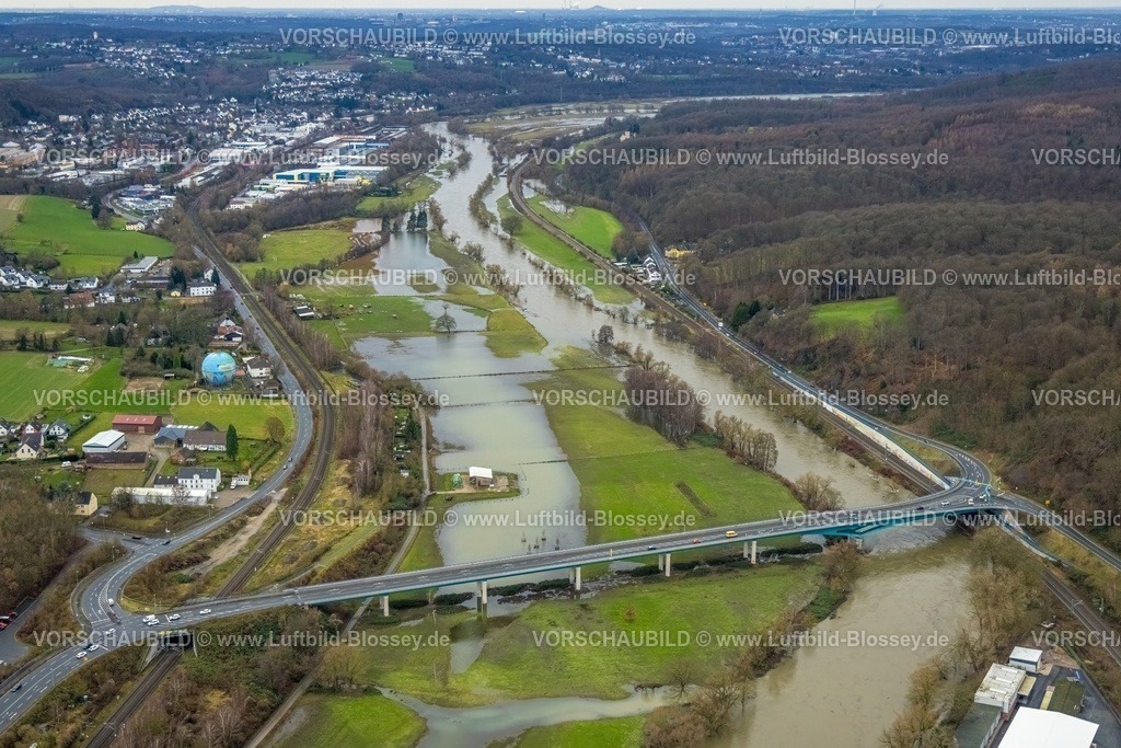Wetter231201812Ruhr-topaz | Luftbild, Ruhrhochwasser, Weihnachtshochwasser 2023, Fluss Ruhr tritt nach starken Regenfällen über die Ufer, Überschwemmungsgebiet an der Neuen Ruhrbrücke Wetter, Ardeygebirge an der Wetterstraße, übergroße blaue Weltkugel, Wetter, Ruhrgebiet, Nordrhein-Westfalen, Deutschland