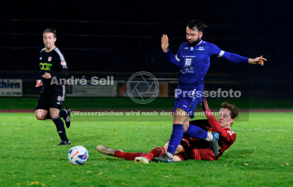 Preetzer TSV vs MTV Dänischenhagen | Jendrik Müller (Preetz #6) wird hier vom aufgerückten Moritz Heinemann (Dänischenhagen #33) als letzter Mann gefoult und wird mit Rot vom Platz gestellt / Fußball-Verbandsliga Ost Männer 2026/2027 / Preetzer TSV vs MTV Dänischenhagen / Jahnplatz / Preetz / 16.10.26 - Realisiert mit Pictrs.com