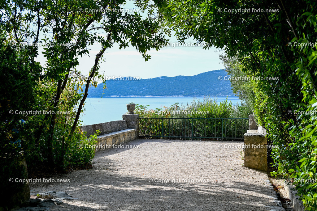 Arboretum von Trsteno_ Kroatien_ 11.10.2023-9 | 11.10.2023, Kroatien, HRV, Trsteno im Bild Arboretum, Trsteno, Hafen, Pflanzen, Brunnen, Neptunbrunnen, Wege, Palmen, Eukalyptus, Lorbeer, Kakteen, Zitrus, Oliven, Filmkulisse Game of Thrones

Das Arboretum von Trsteno befindet sich etwa 18 Kilometer nordwestlich der Stadt Dubrovnik im Sueden Kroatiens. Als einziges Arboretum an der oestlichen Adria-Kueste stellt es die aelteste Sammlung exotischer Baeume und Pflanzen des Landes dar.
Die Gartenanlage befindet sich entlang der Kuestenstraße zwischen den Ortschaften Orašac und Slano.
Quelle: Wikipedia