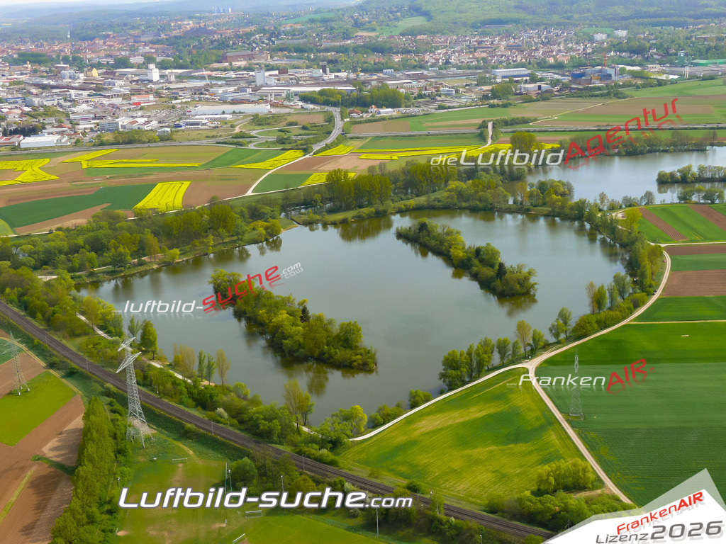 Die Luftaufnahme der Stadt Hallstadt wurde vom UL-Flugzeug heraus erstellt ( keine Drohne )- hohe Auflösung für beste Qualität
