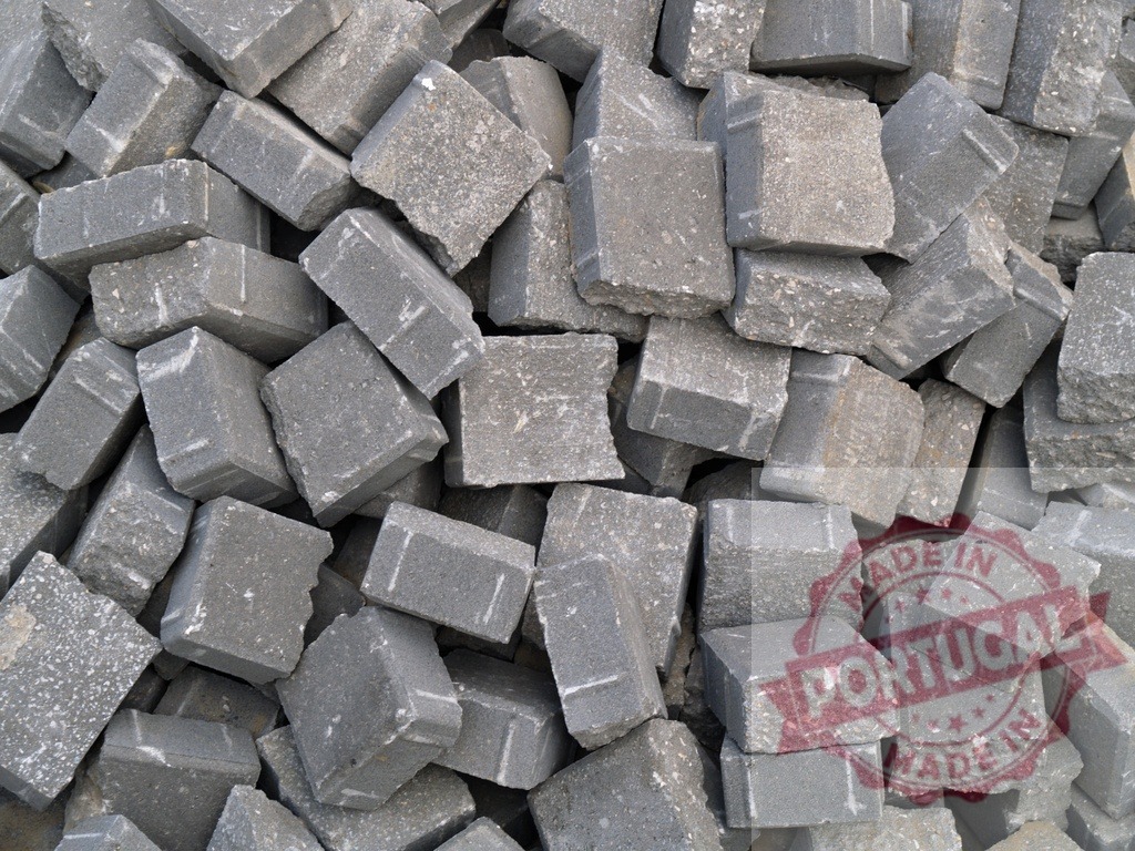 Pile of gray concrete paving blocks forming a textured background | Close-up of gray concrete paving blocks, creating a rough and textured background, ideal for construction and architecture projects - Realisiert mit Pictrs.com