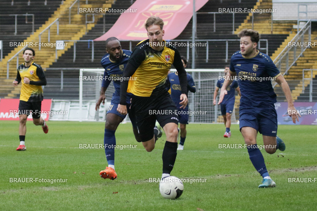KFC Uerdingen - TSV Meerbusch | Krefeld, Deutschland, 07.12.25 Etienne-Noel Reck(KFC Uerdingen) im Kampf um den Ball während des Oberliga Niederrhein Spiels zwischen KFC Uerdingen - TSV Meerbusch im Krefelder Grotenburg Stadion am 07. Dezember 2025 in Krefeld (Foto von Ralph Görtz / Brauer-Fotoagentur)