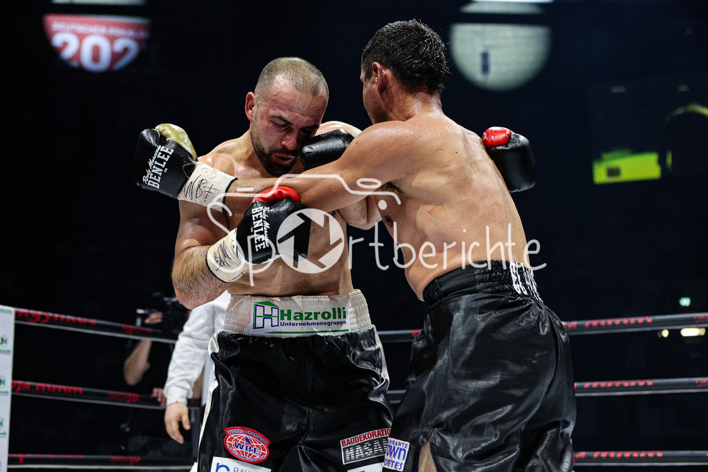 Profi - Box - Gala / Main Event | Shefat ISUFI (Schwarz Weisse Hose) im WBF Titelkampf gegen Hernan David PEREZ (Schwarze Hose)