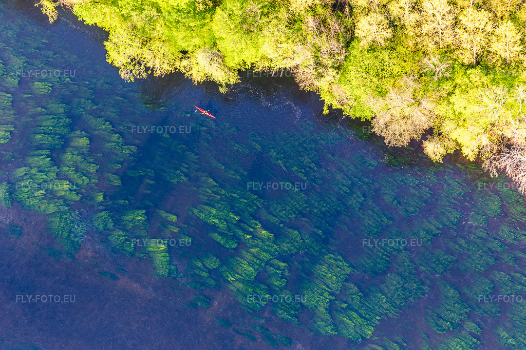 Vue aérienne: Un pédalo navigue sur la Dordogne à Castelnaud-la-Chapelle. à Vézac dans le département Dordogne, France. Photo: IMG_113697.jpg prise le 20/04/2019 par Werner Riehm/FLY-FOTO.eu – Résolution de l'original: 5472 x 3648 px