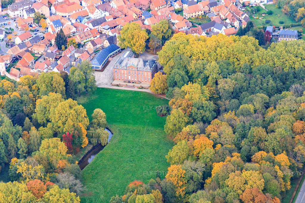 Luftbild: Château de Dietrich in Reichshoffen im Bundesland Bas-Rhin in Frankreich. – Foto: IMG_084851.jpg vom 24.10.2015 durch Werner Riehm/FLY-FOTO.de – Auflösung des Originals: 5472 x 3648 px – Château de Reichshoffen