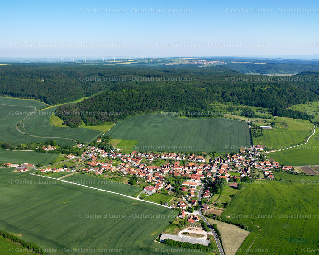 2634598 | MARTINFELD 09.06.2006 Landwirtschaftliche Nutzflächen und Feldgrenzen  umsäumen das Siedlungsgebiet des Dorfes in Martinfeld im Bundesland Thüringen, Deutschland // Agricultural land and field boundaries surround the settlement area of the village  in Martinfeld in the state Thuringia, Germany Foto: Gerhard Launer