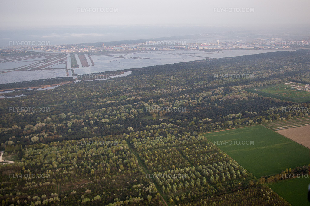 Aerial view: View of the town in Marina di Ravenna in the state Emilia Romagna, Italy. – Photo: IMG_087360.jpg taken on 04/05/2016 by Werner Riehm/FLY-FOTO.com – Resolution of the original: 5016 x 3344 px