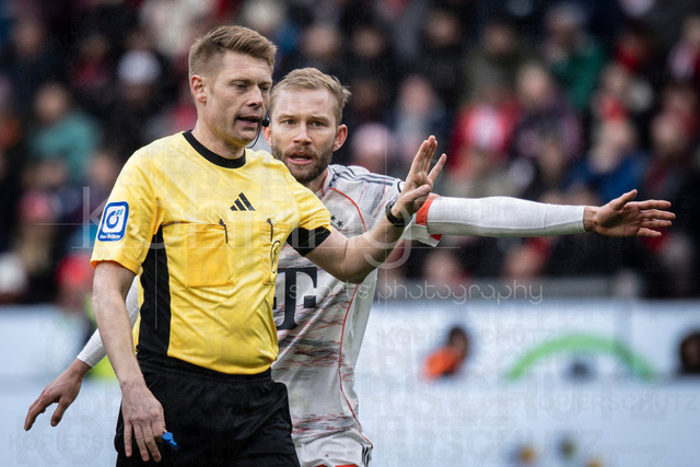 German Bundesliga, Bayer 04 Leverkusen vs. FC Bayern München, 14.03.2026 | LEVERKUSEN, GERMANY - MARCH 14:  Konrad Laimer (FC Bayern Muenchen, 27) in discussions with referee Christian Dingert (Lebecksmuehle) during the German Bundesliga match on gameday 26 between Bayer 04 Leverkusen vs. FC Bayern München at BayArena on March 14, 2026 in Leverkusen, Germany. DFL REGULATIONS PROHIBIT ANY USE OF PHOTOGRAPHS AS IMAGE SEQUENCES AND/OR QUASI-VIDEO.