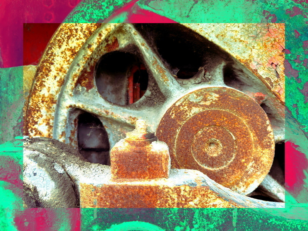 Farbe, Rost und Kontraste | Das Bild zeigt ein Detail eines verrosteten Metallgegenstands, vielleicht ein Teil einer alten Maschine oder eines Werkzeugs. Der Rost gibt der Oberfläche eine interessante Textur und verleiht ihr Tiefe und Charakter. Die Verwendung von leuchtenden Farben im Hintergrund bietet einen starken Kontrast zu den erdigen Rottönen des Rostes. Diese Kombination aus natürlichen Verfallselementen und lebhaften Farben zieht den Betrachter an und lässt Raum für Interpretationen. Es könnte ein Kommentar zur Vergänglichkeit und dem Zusammenspiel von Natur und Mensch sein. Die Komposition ist ausgewogen und lenkt den Blick auf die zentralen Elemente des Bildes. Die künstlerische Technik zeigt ein Gespür für Detail und Textur, was dem Werk eine zusätzliche Dimension verleiht. Es gibt eine gewisse Spannung zwischen dem alten, verfallenen Objekt und den frischen, lebendigen Farben, was das Kunstwerk besonders faszinierend macht. - Realisiert mit Pictrs.com