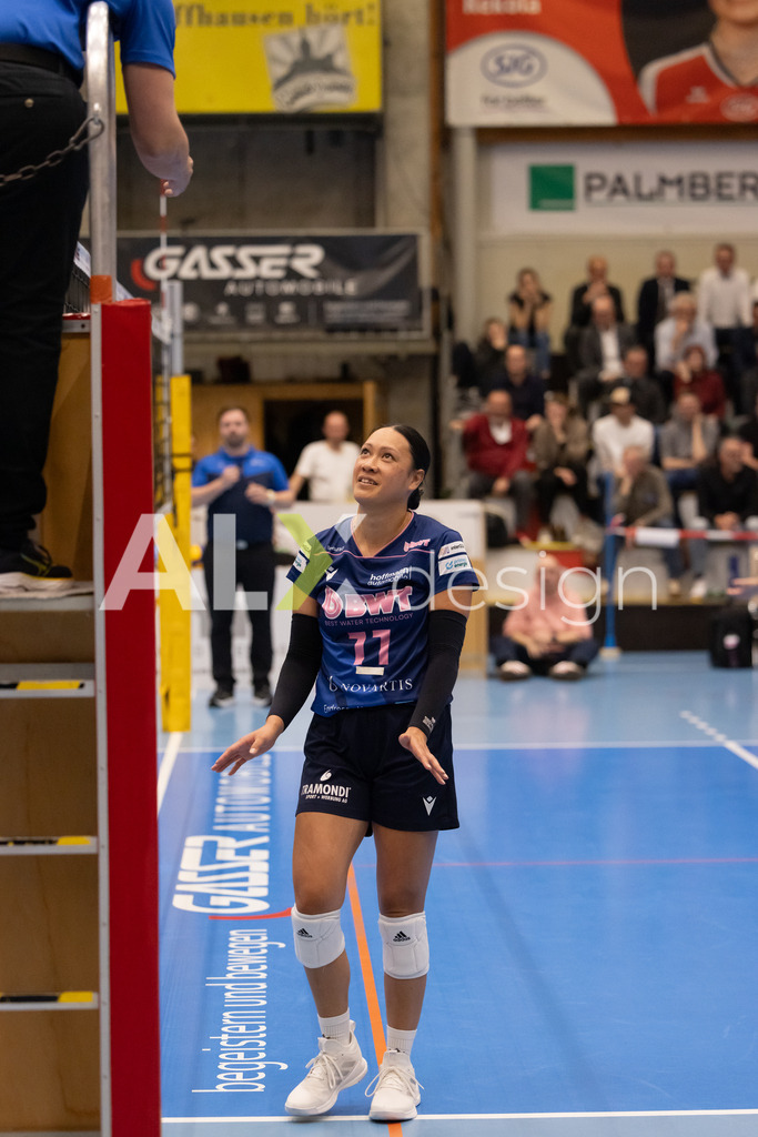 Volleyball I Frauen I Saison 2025-2026 I Volleyball NLA | Women I 1/2 Finals I  VC Kanti Schaffhausen - Sm'Aesch Pfeffingen I 18.03.2026 | 11 Mita Uiato (USA) (Sm'Aesch Pfeffingen) – Zuspiel - Realisiert mit Pictrs.com
