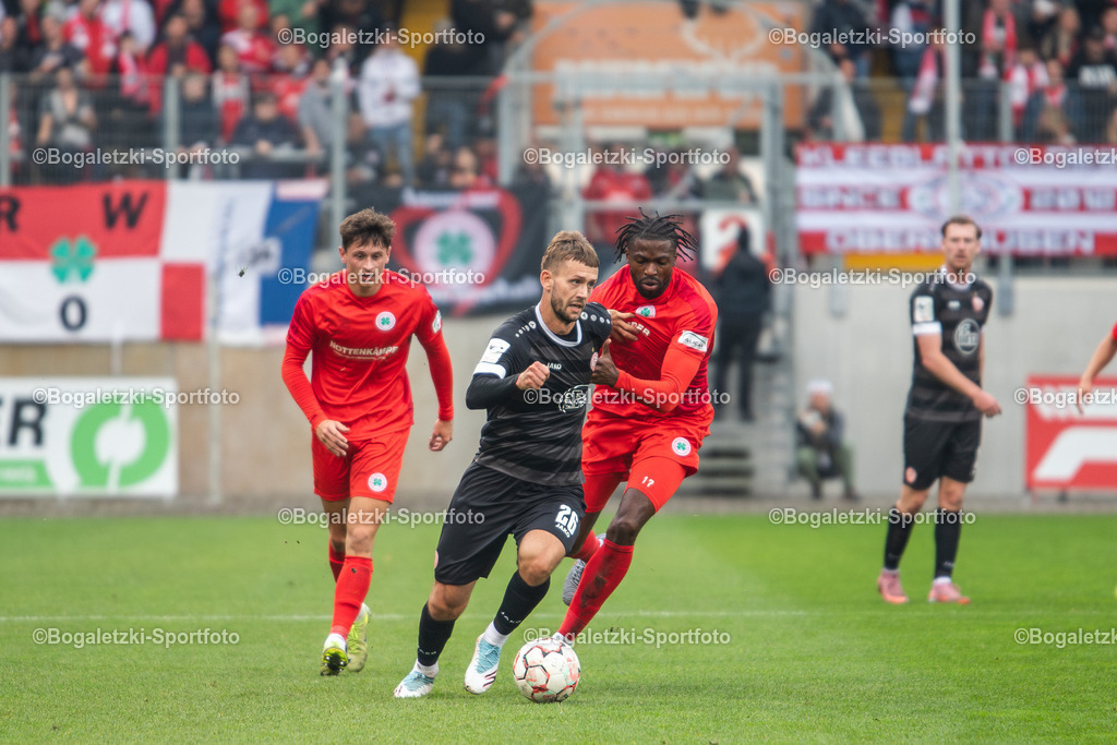 Torben Müsel im Zweikampf | 11.10.2025, Fußball, Niederrheinpokal, Rot-Weiß Oberhausen - Rot-Weiss Essen: Torben Müsel (Rot-Weiss Essen #26) behaupetet den Ball vor Matona-Glody Ngyombo (Rot-Weiß Oberhausen #17) - Realisiert mit Pictrs.com