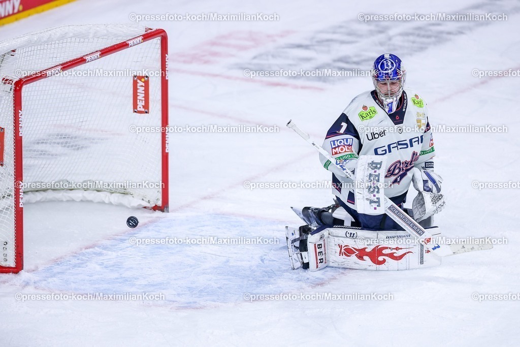 KEC15042601171 | 15.04.2026, Eishockey, DEL Halbfinale Play-Offs, Kölner Haie - Eisbären Berlin, Spiel 4, Lanxess-Arena Köln: Goalie Jonas Stettmer (Eisbären Berlin #01) blickt dem Puck enttäuscht Enttäuschung hinterher nach dem 4:3 in Overtime