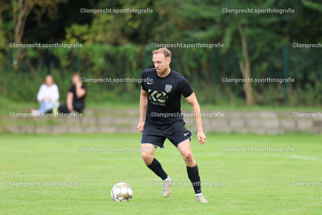 Fußball I Herren I Saison 2025-2026 I Verbandsliga Süd I 7. Spieltag I SV Schackendorf - SV Azadi Lübeck I 06.09.2025.170 | Dustin Thiel (4, SV Azadi Lübeck) - Realisiert mit Pictrs.com