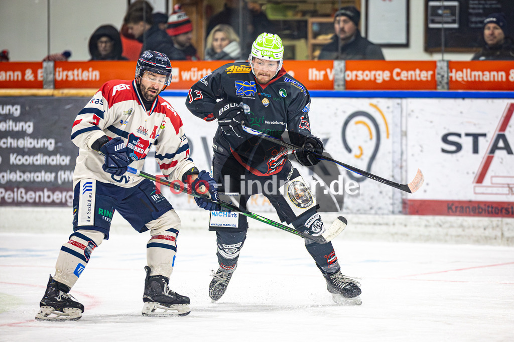 Peißenberg MINERS gegen ESC Kempten SHARKS | Eishockey Bayernliga 2025/26 Vorrunde 12. Spieltag, Peißenberg MINERS gegen ESC Kempten SHARKS, 20251121,Zweikampf,2025-11-21 in Peißenberg (flatbuy Arena Peißenberg), Timo SCHIRMACHER (SHARKS 3), Weiland PARRISH (MINERS 13)Copyright: WolfgangxLindner www.foto-lindner.de