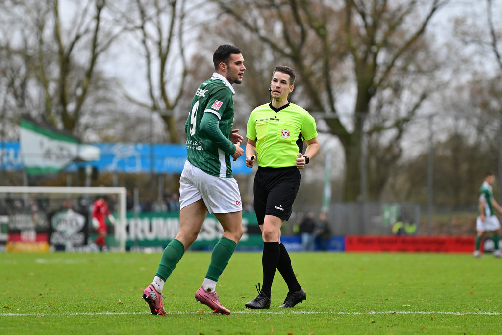 Fußball I Herren I Saison 2025-2026 I Regionalliga Nord I 21. Spieltag I FC St. Pauli II - VfB Lübeck | Antonio Verinac (9, VfB Lübeck) Alexander Roj - Realisiert mit Pictrs.com