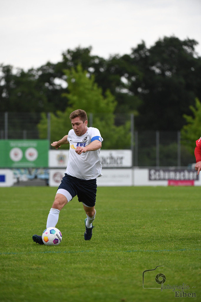 SV Brake Ü40-BW Bümmerstede (Ü40) | Kreispokal Finale Jade-Weser-Hunte Ü40; SV Brake Ü40 (rot)-BW Bümmerstede Ü40 (weiß) am 15.06.2025 in Rastede (Sportanlage Köttersweg), Photo: Philip Eiben 2025 - Realisiert mit Pictrs.com
