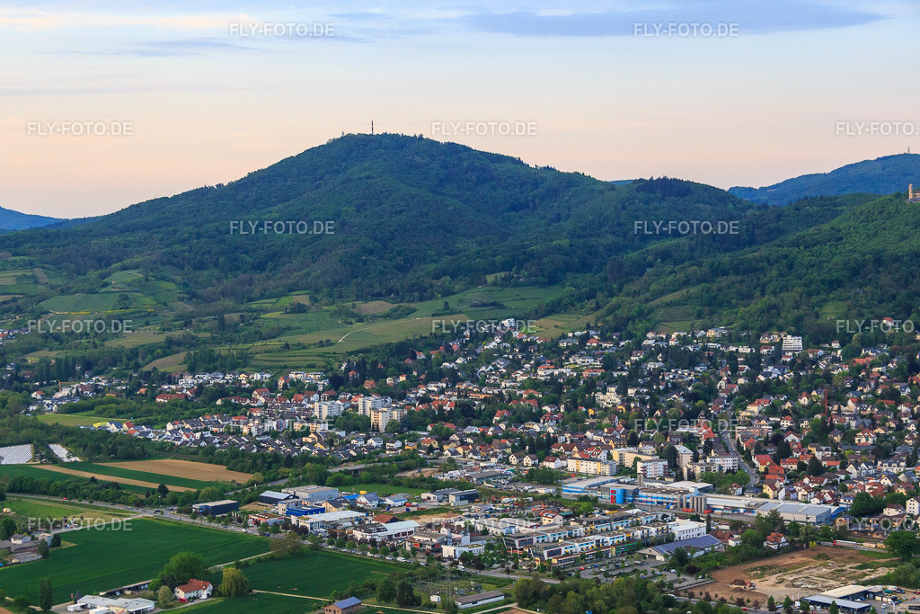 Stadtansicht zu Füßen des Melibokus | Luftbild: Stadtansicht zu Füßen des Melibokus im Ortsteil Auerbach in Bensheim im Bundesland Hessen in Deutschland. Foto: IMG_088374.jpg vom 09.05.2016 durch Werner Riehm/FLY-FOTO.de - Realisiert mit Pictrs.com