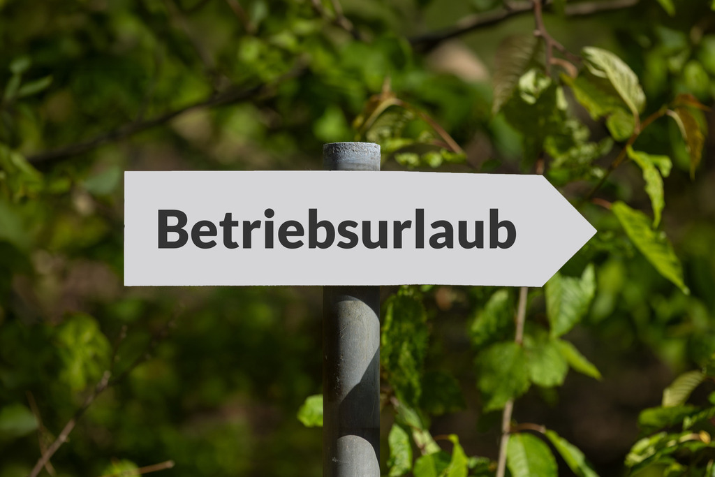Betriebsurlaub Schild | (Fotomontage) Schild im Wald mit hinzugefügtem Text BETRIEBSURLAUB - Realisiert mit Pictrs.com