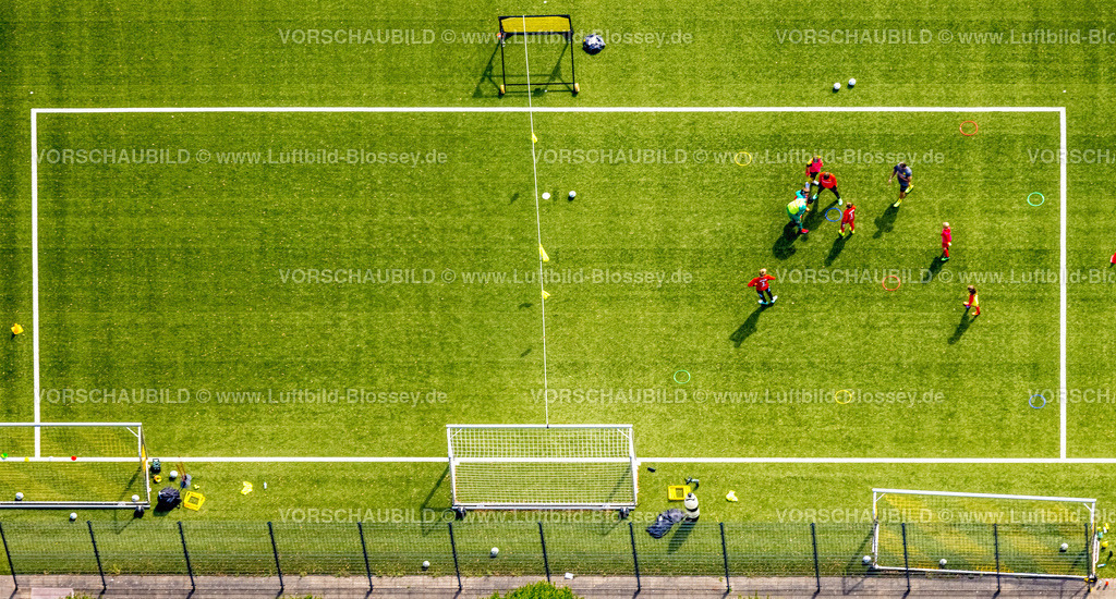 Dortmund220704030 | Luftbild, BVB Trainingszentrum, Adi-Preißler-Allee, Fußballfeld und Fußballspieler beim Training, Brackel, Dortmund, Ruhrgebiet, Nordrhein-Westfalen, Deutschland