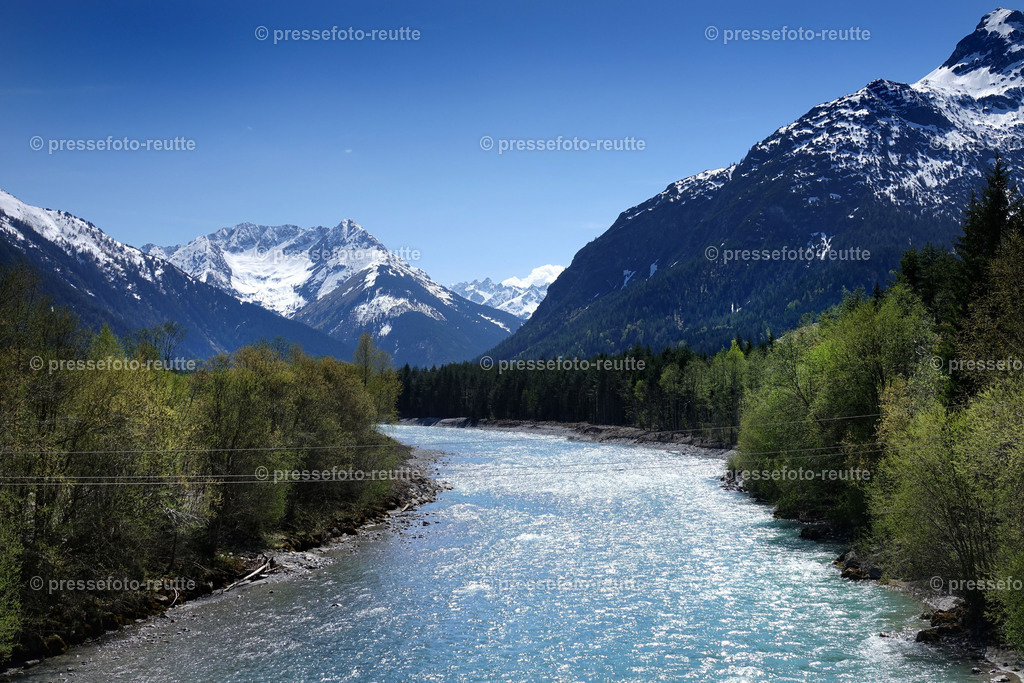 welltvi-Lechfluss-01Mai2019-Stanzach_DSD00295 | Info aus dem Bezirk Reutte/Ausserfern Tirol sowie eine umfangreiche Bilddatenbank über die gesamte Region: Lechtal, Talkessel Reutte, Tannheimertal, Zwischentoren. Lech, Plansee, Zugspitze, Grenztunnel, B179, Fernpassstraße, Verkehr, Lawinen, Tradition, - Realisiert mit Pictrs.com