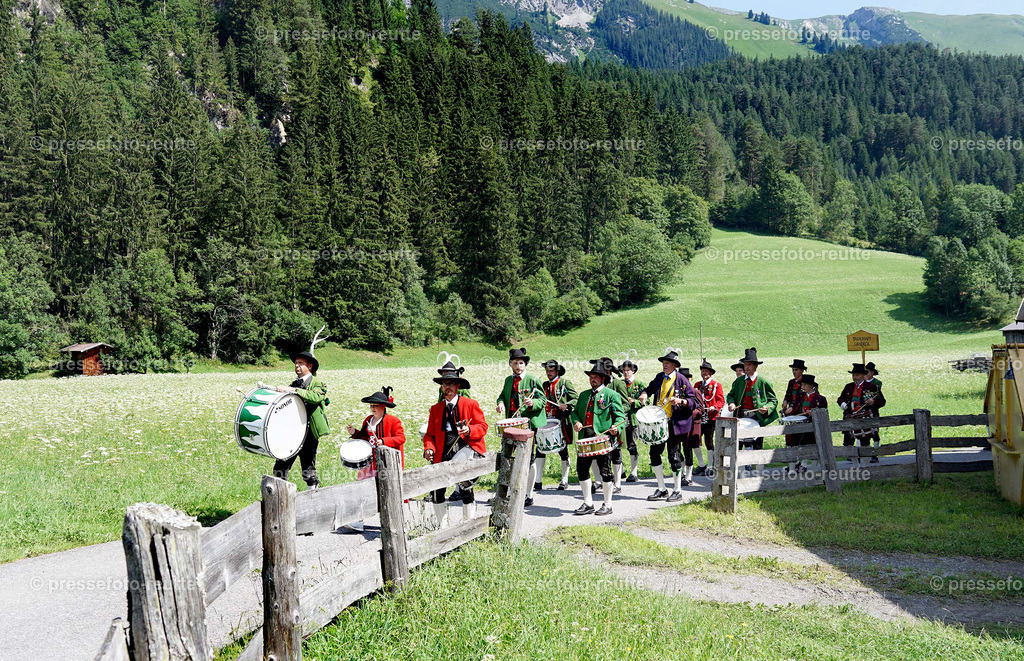 d-news-2023-Juli23-Regimentsschuetzenfest3-Steeg-UMZUG_Feld-DSC07221 | Info aus dem Bezirk Reutte/Ausserfern Tirol sowie eine umfangreiche Bilddatenbank über die gesamte Region: Lechtal, Talkessel Reutte, Tannheimertal, Zwischentoren. Lech, Plansee, Zugspitze, Grenztunnel, B179, Fernpassstraße, Verkehr, Lawinen, Tradition, - Realisiert mit Pictrs.com