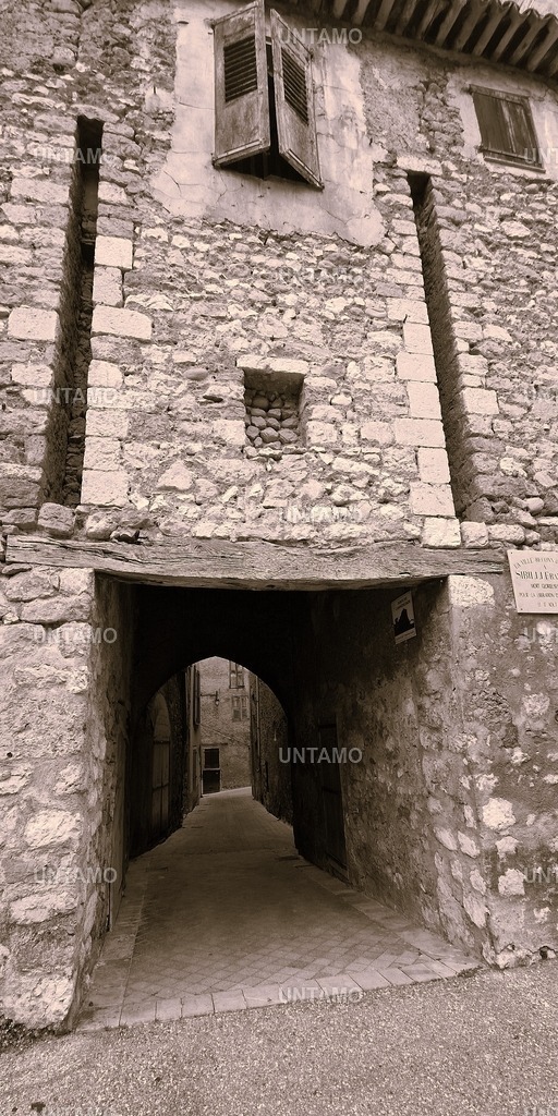 Tor Durchgang castellane Retro | untamo - Realisiert mit Pictrs.com