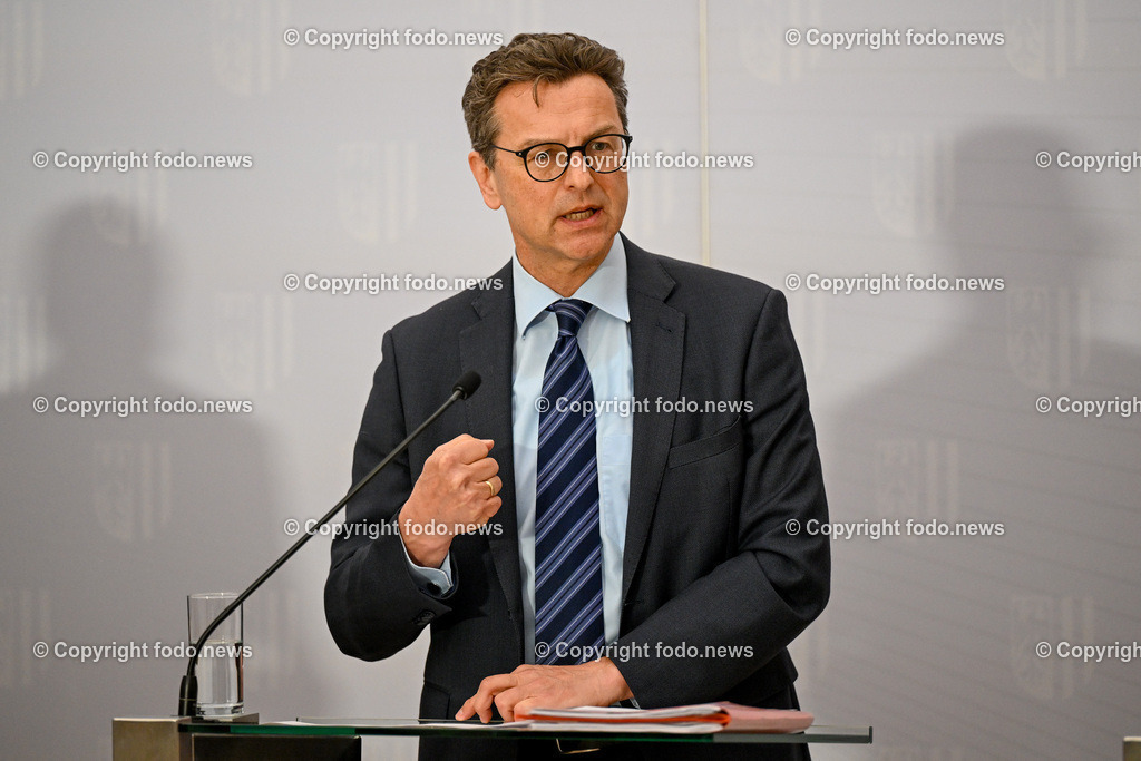 Pressekonferenz Land Ooe_ Gemeinsam geschafft - Maßnahmen zur Verbesserung fuer Mitarbeitende in den ooe. Spitaelern_ 10.04.2024-32 | 10.04.2024, Linz, AUT, Pressekonferenz Land Ooe, Gemeinsam geschafft - Maßnahmen zur Verbesserung fuer Mitarbeitende in den ooe. Spitaelern, im Bild Franz Harnoncourt (Vorsitzender der Geschaeftsfuehrung der Oberoesterreichischen Gesundheitsholding GmbH)