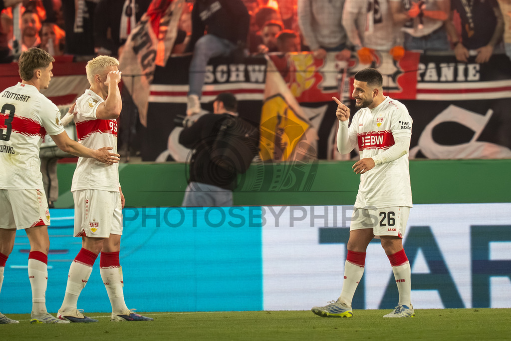VfB Stuttgart vs. SC Freiburg, Fussball, DFB-Pokal, Halbfinale, 23.04.2026 | Deniz Undav (VfB Stuttgart, #26) bejubelt mit Ermedin Demirovic (VfB Stuttgart, #09) das 1:1,VfB Stuttgart vs. SC Freiburg, Fussball, DFB-Pokal, Halbfinale, 23.04.2026DFB regulations prohibit any use of photographs as image sequences and/or quasi-video