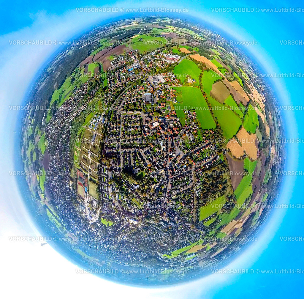 Selm241190542 | Luftbild, Stadtgebiet Wohngebiet Auf dem Geist und Ortsansicht Selm, Sportzentrum mit Fußballstadion Sparkassen Arena, Campusplatz Süd mit Stauferstele und Auenpark Baugelände für neues Wohngebiet, Erdkugel, Fisheye Aufnahme, Fischaugen Aufnahme, 360 Grad Aufnahme, tiny world, little planet, fisheye Bild, , Selm, Ruhrgebiet, Nordrhein-Westfalen, Deutschland