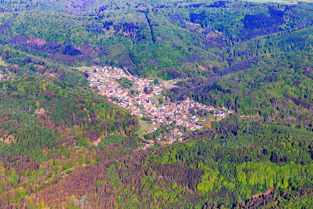 Vue aérienne: Vue d'un village du nord des Vosges depuis l'est à Rosteig dans le département Bas Rhin, France. Photo: IMG_146045.jpg prise le 01/05/2025 par Werner Riehm/FLY-FOTO.eu – Résolution de l'original: 5472 x 3648 px