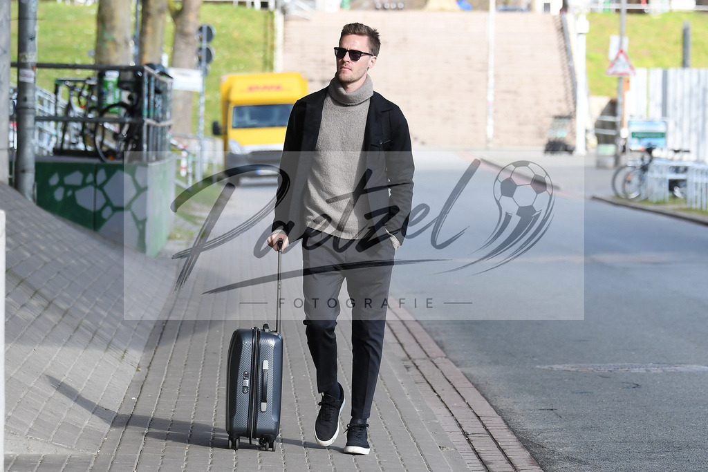 20200303_PKWBRE_0059 | Fussball, Herren: Sebastian Langkamp (Werder Bremen) schaut auf dem Weg ins wohninvest Weserstadion am 03.03.2020 in Bremen, Deutschland. - Realisiert mit Pictrs.com
