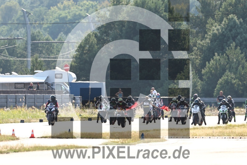 start-20240803_05160 | Schöne Erinnerungen an spannende Momente - das festzuhalten ist unser Job. PIXELrace.de ist seit 2003 auf den Rennstrecken Europas unterwegs um die Action draußen beim Fahren und die wunderbare Stimmung imm Fahrerlager für euch einzufangen.