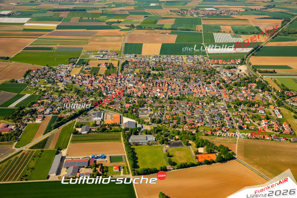 Das Luftbild zeigt  Bergtheim - Die Luftaufnahme wurde 2023 vom UL-Flugzeug aus erstellt ( keine Drohne ) - Hochauflösende Luftaufnahme - Für grossformatige Ausdrucke geeignet. Die Geschenkidee !Mit Lizenz und Bildrechte bestellbar