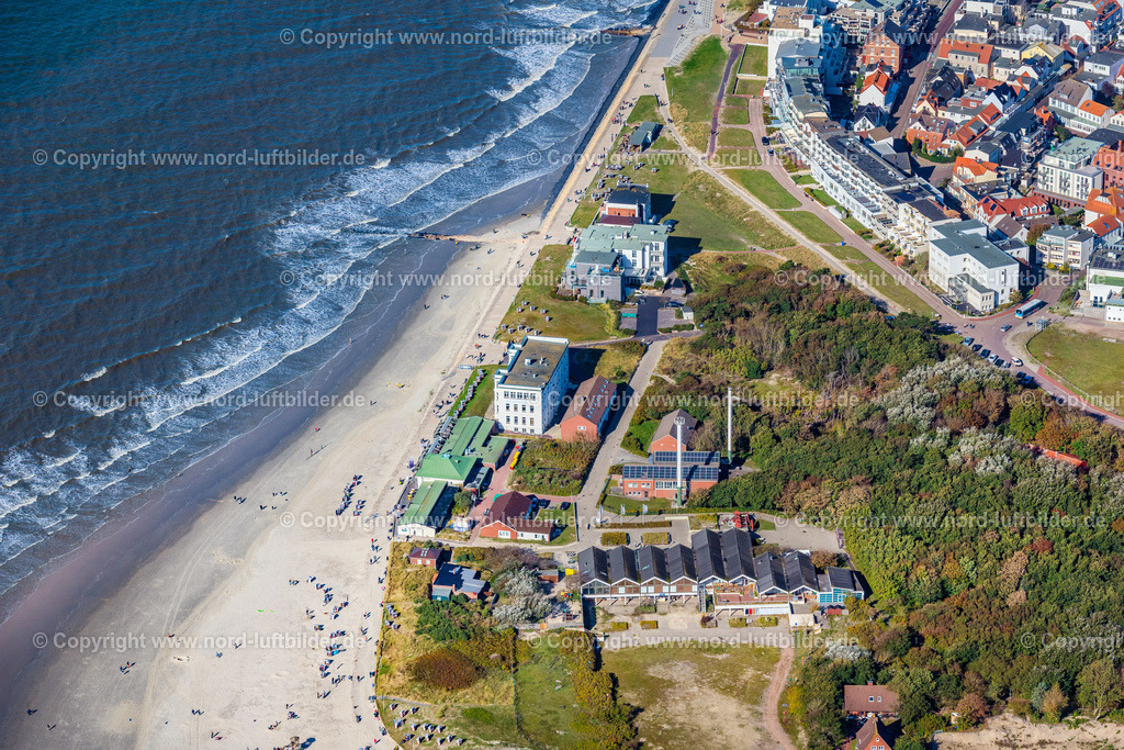 Norderney_Strandhotel_Piqü_Bademuseum_ELS_5617091022 | NORDERNEY 09.10.2022 Gebäudekomplex der Hotelanlage " Strandhotel Pique " auf Norderney im Bundesland Niedersachsen, Deutschland. // Hotel complex " Strandhotel Pique " on Norderney in the state Lower Saxony, Germany. Foto: Martin Elsen
