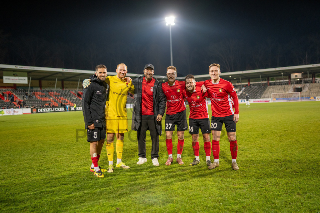 SG Sonnenhof Grossaspach vs. TSV Steinbach Haiger, Fussball, Regionalliga Suedwest, 25. Spieltag, 20.03.2026 | Volkan Celiktas (SG Sonnenhof Großaspach, #05), Maximilian Reule (SG Sonnenhof Großaspach, #01), Julian Schieber (sportilicher Leiter SG Sonnenhof Großaspach), Loris Maier (SG Sonnenhof Großaspach, #27), Marius Kunde (SG Sonnenhof Großaspach, #16) und Leon Maier (SG Sonnenhof Großaspach, #20),SG Sonnenhof Grossaspach vs. TSV Steinbach Haiger, Fussball, Regionalliga Suedwest, 25. Spieltag, 20.03.2026Foto: photosbyphips/Philip Ziegler