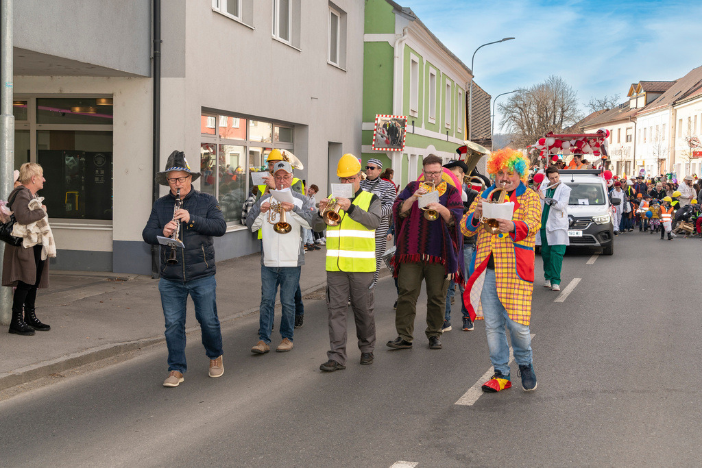 Umzug2025-057_8927 | Fotostrecke: FASCHINGSUMZUG 2025 in Loosdorf. 22 Masken(gruppen)-Teilnehmer: Loosdorfer Vereine, Wirtschaftstreibende, Gemeindeabordnungen sowie Kreditinstitute. rund 700 Besucher entlang der Hauptstrasse. Veranstaltungs-Sicherung durch Mannschaft der FF-Loosdorf mit schwerem Gerät. Maskenprämierung am EKZ-Platz durch Bgm. Thomas Vasku in den Kategorien: Bester Festwagen (Fa. gkonzept-Groissenberger; Beste Personengruppe-ASK-Loosdorf; Beste Einzelperson; Weiteste Anreise-FF Schollach;