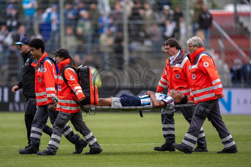 Stuttgarter Kickers vs. SG Sonnenhof Großaspach, Fussball, Regionalliga Suedwest, 34. Spieltag, 16.05.2026 | Jacob Danquah (Stuttgarter Kickers, #05) wird vom Platz getragen nach einer schweren Verletzung,Stuttgarter Kickers vs. SG Sonnenhof Großaspach, Fussball, Regionalliga Suedwest, 34. Spieltag, 16.05.2026
