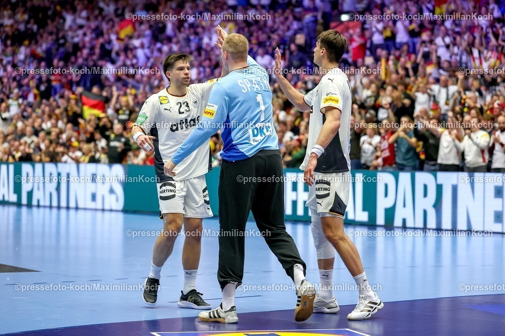 EHF17012602036 | 17.01.2026, Handball, Men's EHF EURO 2026, Deutschland - Serbien, Jyske Bank Boxen in Herning, Dänemark, Preliminary Round:  Renars Uscins (Germany #23)  David Späth (Germany #01)  Julian Köster (Germany #18) jubelnd